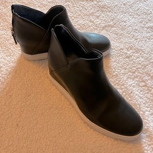 Dr. Scholl’s black bootie with zipper.